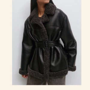 Gina Tricot Svart teddyjacka med bälte  - Oanvänd jacka perfekt för hösten/vinter 