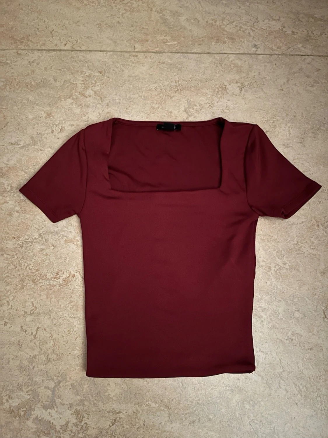 Vinröd topp med fyrkantig ringning Amisu