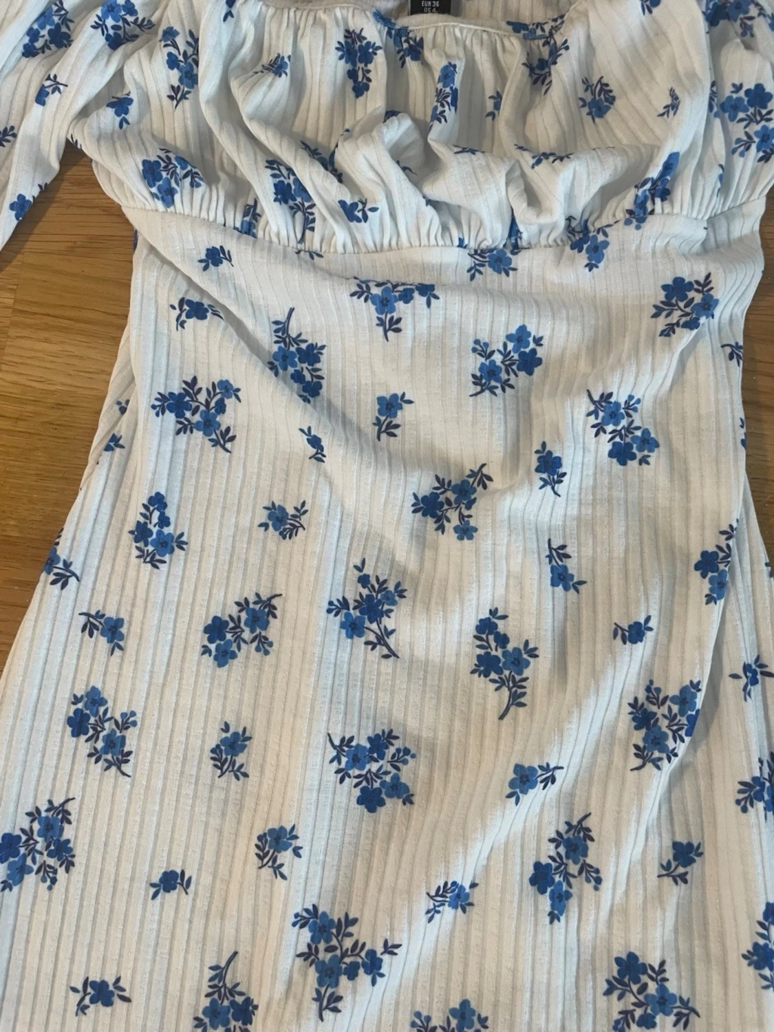 Vit blommig långärmad klänning - 1