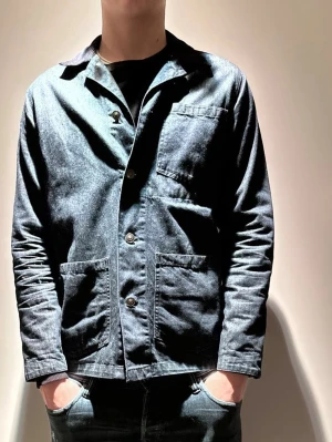 Jättesnygg overshirt från East West - |Hej! En otroligt snygg overshirt från East West (köpt på brothers)❗️| Skick 9/10 otroligt bra skick☑️| Storlek: S, sitter som en S, sitter bra på mig - 189cm 75kg📏| Nypris: ca 800kr💵| Färg: marinblå, som på bilden💙| Fraktar spårbart via postnord eller instabox📦| Hör av er för mer information!|
