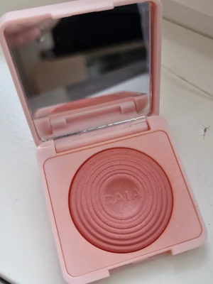 CAIA Glow Blush Wild Strawberry - OBS Jag kan fixa fri frakt, kontakta mig innan köp. 🌸🌸🌸🌸Caia Glow Blush Wild Strawberry. Endast testad.