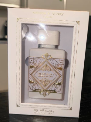 Bade'e Al Oud Honor & Glory - Stilren parfym från Lattafa med elegant design och exklusiv känsla. Flaskan rymmer 100 ml och är perfekt för dig som vill sticka ut med något unikt i din samling.