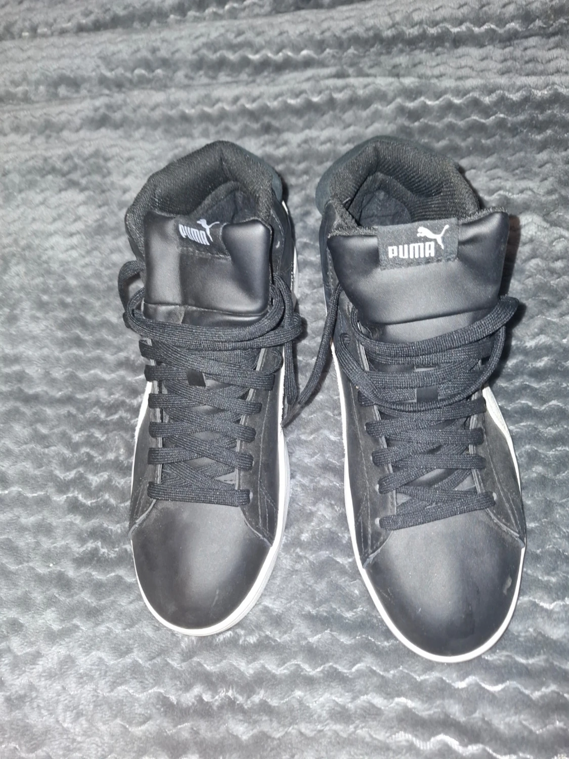 Svarta Puma sneakers med vita detaljer - 1