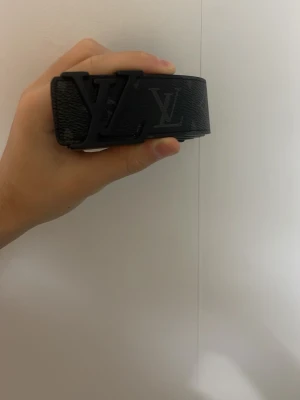 Svart bälte märke  - Snyggt svart bälte som är märke 110 cm obs logon är trasig men går o fixa 