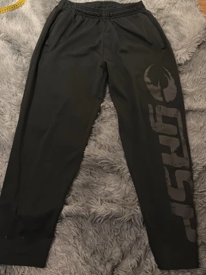 Svarta träningsbyxor från GASP - Tja säljer dessa helt nya gasp gymbyxor, då jag köpte fel storlek, skick 10/10 aldrig använt, hör av er vid frågor eller pris, kan även byta något😁