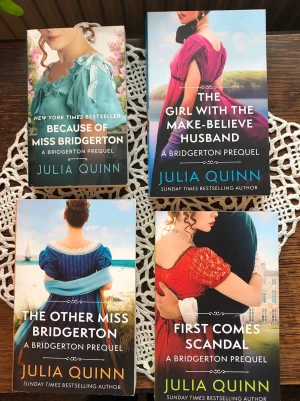 Bridgerton Prequel-böcker av Julia Quinn - Fyra romantiska pocketböcker ur Bridgerton Prequel-serien av Julia Quinn: 'Because of Miss Bridgerton', 'The Girl with the Make-Believe Husband', 'The Other Miss Bridgerton' och 'First Comes Scandal'. Dessa romantiska böcker handlar om generationen som gick före den älskade Familjen Bridgerton som nu också finns som serie på Netflix. Om du som mig älskar Bridgerton är dessa böcker i precis samma anda och absolut någon för dig. Här är hela serien.