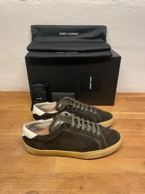 Saint Laurent skor - Saint Laurent skor i storlek 41 skick 8/10, OG all medföljer såsom box, dustbags, kort och snören, hör av er vid funderingar