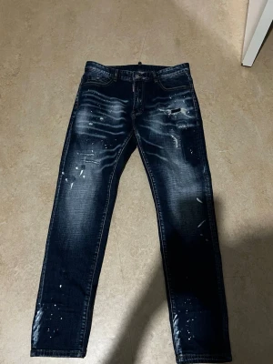 Dsquared 2 jeans - Dsquared2 jeans – helt nya (utan prislapp) Säljer ett par Dsquared2 jeans i storlek 34. Jeans i nyskick, aldrig använda – endast utan prislapp. Säljs då de tyvärr inte passar. Trendiga detaljer, se bild.   Storlek: 34 Skick: Helt nya.  Märke: Dsquared2