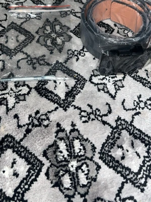 Svart L V bälte  - Svart L V bälte 110 cm du kan göra egna hål. 