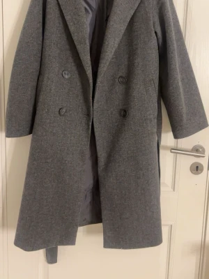 Grå kappa  - från lager 157, lite små nopprig (pris går alltid att diskutera), xs men är oversized, annars inga andra defekter.