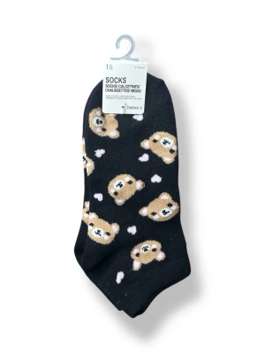 Svarta strumpor med björnmönster - Säljer ett par svarta strumpor från Forever 21 med gulligt mönster av beige björnar och små vita hjärtan. Strumporna är låga och tillverkade i mjukt, stretchigt material som passar perfekt till sneakers eller vardagslooken. Passar mig som har storlek 37/38