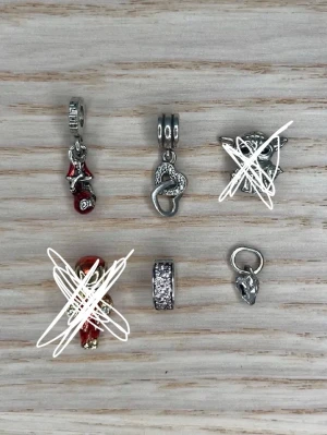 Samlingspaket berlocker till armband - 210kr för spiderman, 200kr för de två hjärtan, 180kr för klämstoppet och 180kr för hjärtat med lås. 