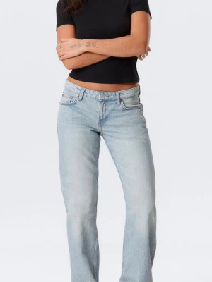 Ljusblå Arrow Low Straight Jeans Weekday - Arrow Low Straight Jeans från Weekday i ljusblå.  Bra skick förutom lite slitage längst ned då de är lite långa på mig som är 161cm💕