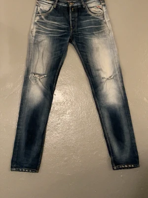 Replay blå slitna jeans herr - Replay Geebo jeans med sjukt fina slitningar i storlek 31/34, passar mig som är 194cm 81kg. Hålen i knäna är stora men är lättfixat om man inte gillar det.