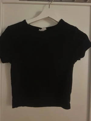 Svart T-shirt  - Svart t-shirt från gina tricot. I storlek M