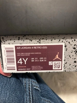 Air Jordan 4 Retro (GS)  Cool Grey - Säljer ett par Nike Air Jordan 4 Retro i färgen Cool Grey/Chrome/Dark Charcoal. Klassisk siluett med grå mocka, svarta och vita detaljer samt snörning. Ikonisk Jumpman-logga på plösen och meshpaneler på sidorna för extra stil.