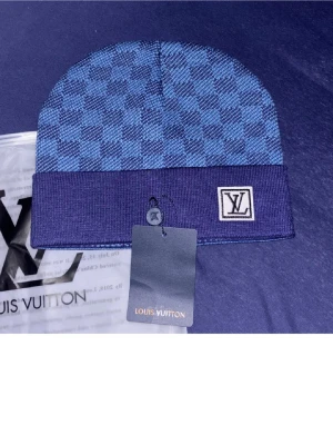 Lvmössa - En blå rutig mössa som passar perfekt dig som gillar mode och trend. Passar perfekt inför denna kalla säsongen. Den är one size och formas till ditt huvudform. Den är helt ny med tagg. Fraktas direkt efter köp !!