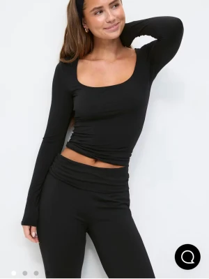 Svart långärmad topp med slit - Svart långärmad tröja med slit.