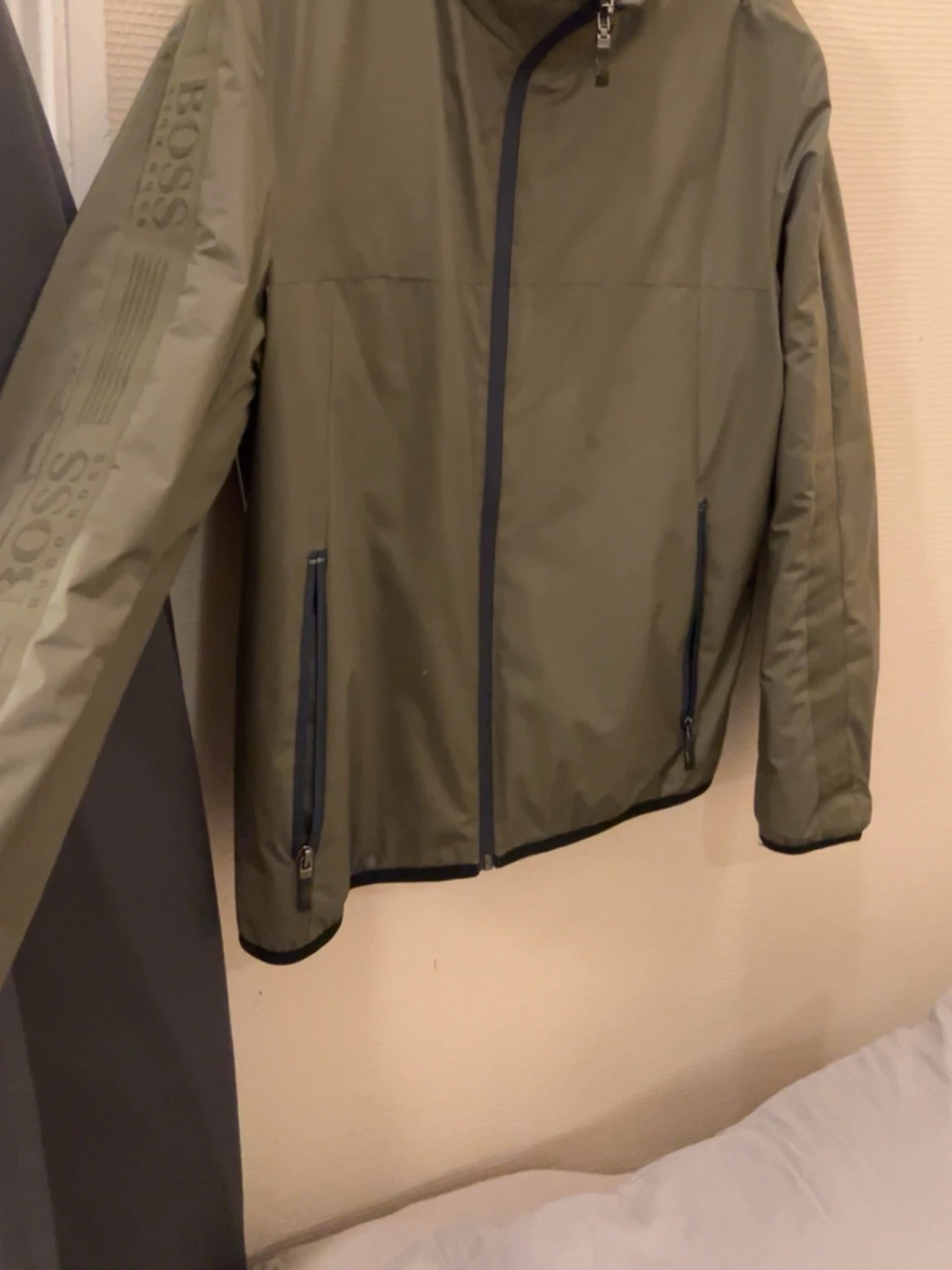 Olivgrön vårjacka från BOSS - 2