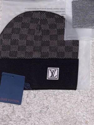 Lvmössa - Jättefin mössa för ett rimligt, billigt pris. Passa på för dig som gillar trend och modestil. Fraktas direkt efter köp. Den är helt ny och är one size. Den formas till ditt huvud efter andvänt och ja