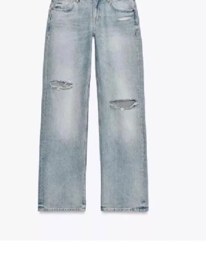 Ljusblå ripped jeans Zara - Säljer ett par ljusblå jeans med raka ben och slitna detaljer vid knäna. normal passform. Köpte bara för några veckor sen och är använda en gång . Går att diskutera pris vid snabbt köp ❤️