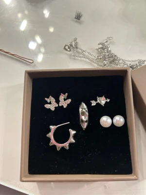 Mixade smycken i silver  - Fina smycken i silver från olika märken Edblad och skyice följer med Edblad smyckes ask