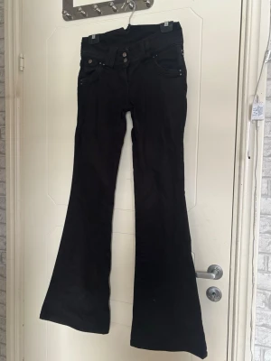 Snygga jeans  - Säljer dessa jättesnygga jeansen, de är både lowwaist och bootcut. Köpta på vinted men säljer då de var för små, väldigt mycket hår finns på dem, fick hem dem med det!! Finns även två små hål i bak, (se bild) Midja 37cm Innerben 83cm.