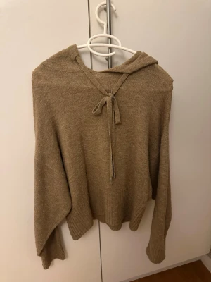 Beige stickad hoodie  - Superfin stivkad tröja, har ett pyttelitet hål (se sista bilden) själv tycker jag inte att det är något som direkt syns💞