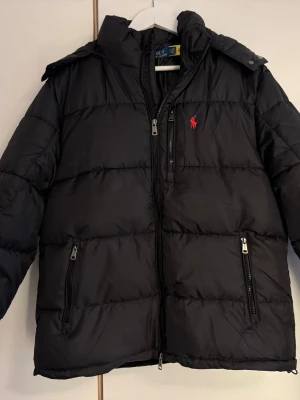 Svart pufferjacka från Polo Ralph Lauren - Polo Ralph Lauren nyskick.