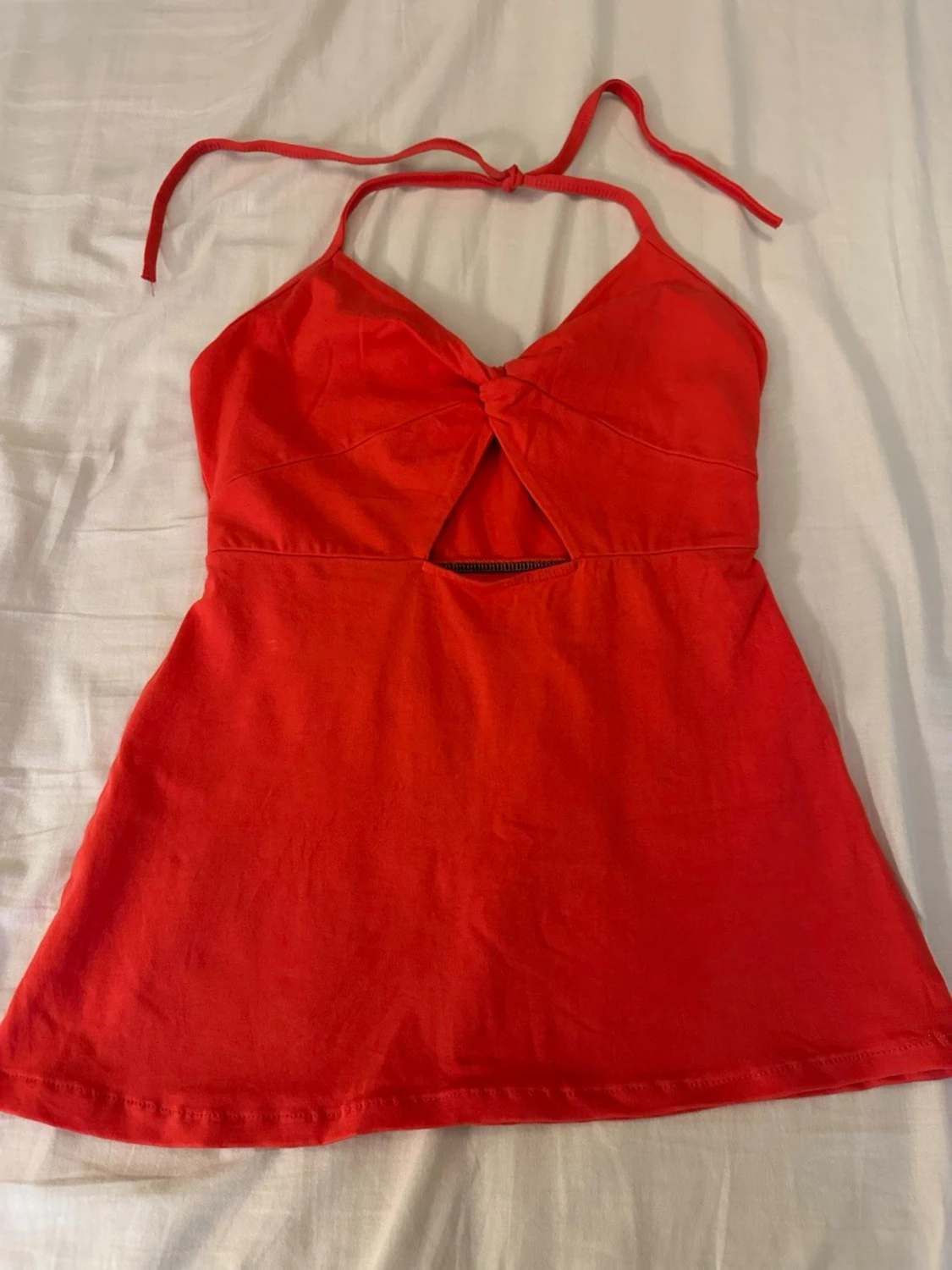 Röd halterneck topp med cut-out - 1