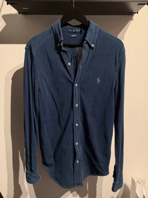 Ralph Lauren Featherweight Mesh Skjorta  - Tja! Säljer denna schyssta Ralph Lauren Skjorta! Storlek S  Skick 10/10 ( Använd en gång!)  Nypris 1800kr