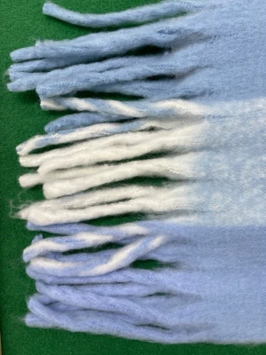 Ljusblå och vit halsduk Acne Studios - Supersnygg halsduk från Acne Studios i mjuk mohairmix. Färgen går i ljusblått och vitt med breda blockränder och långa fransar i ändarna. Perfekt accessoar för att lyfta din outfit och hålla dig varm under kalla dagar.