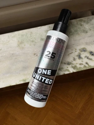 Redken One United Leave-In - Redken One United Leave-In med 25 benefits. Perfekt allt-i-ett-produkt för håret. 80% kvar i 