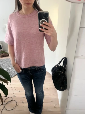 Ljusrosa stickad topp från Selected Femme - Mysig ljusrosa stickad topp från Selected Femme med korta ärmar och rund halsringning. Superfin med kommer inte till användning längre💞