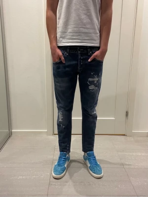 Dondup Jeans  - Säljer nu dessa dondup jeans med snygga slitningar i populär design, skriv för fler bilder/frågor🙌🏼