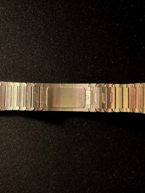 Apple Watch Link Bracelet  - Apple Link Bracelet Stainless steel.  Säljer mitt länkarmband från Apple, kompatibel med Apple Watch 42,44,45,46mm (OBS! gäller ej series 11 42mm). Passar även samtliga modeller av Apple Watch Ultra.   Nypris ligger på 4 195kr, mitt pris är baserat på andra linkande annonser på t.ex Ebay/Tradera samt Blocket.   Armbandet är i gott skick, men har en del lätta repor på ”utsidan” något som enkelt kan poleras bort, då dessa är väldigt ytliga. ‼️OBS! Endast band, klocka ingår EJ! ‼️