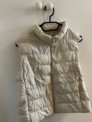 Beige väst - Säljer denna beige:a/krämvita dunväst i storlek M🫶