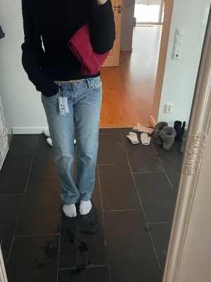Ljusblå raka jeans😍😍 - Supersnygga lågmidjade jeans från Gina! Helt oanvända med lapp kvar😍I modell ”tall” och låg midja, säljer då jag har liknande🫶🏼storlek 38 men passar en 36 bra!