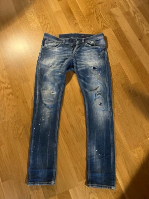 Dondup jeans i storlek  - Snygga Dondup jeans i storlek 30. Jeansen är i gott skick, tveka inte att höra av er vid frågor!