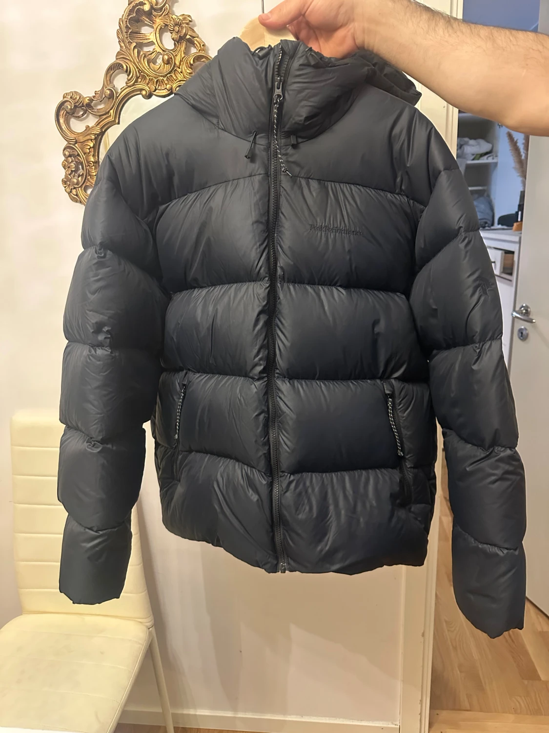 Svart pufferjacka från Peak Performance - 1