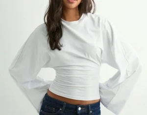 Vit långärmad topp från Nelly - Säljer denna otroliga vita tröjan med vida ärmar och tajtare i midjan ifrån Nelly i storlek XS men passar även dig som har S då jag har dubbletter. Perfekt för dig som vill ha en trendig upp och är ett perfekt basplagg som du kan använda till vardags eller klä upp för festligare tillfällen!! Pris går alltid att diskutera och hör av dig vid fler bilder eller mått eller andra frågor💕