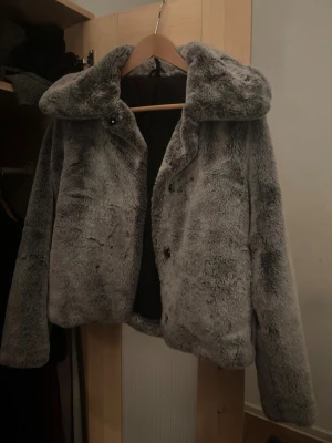 Pälsjacka  - Fluffig pälsjacka❤️❤️