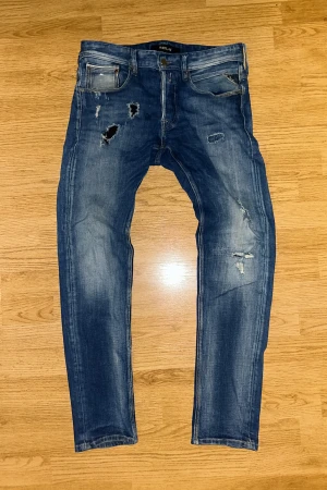 Replay anbass  - Ett par schyssta anbass jeans i storleken W30 L32. Soft längd på bena med en grym öppning vid änden. Jeansen sträcker sig fint runt låren men med en bekväm passform. Har du en funderingen hör av dig, MVH LUNDGRENS 