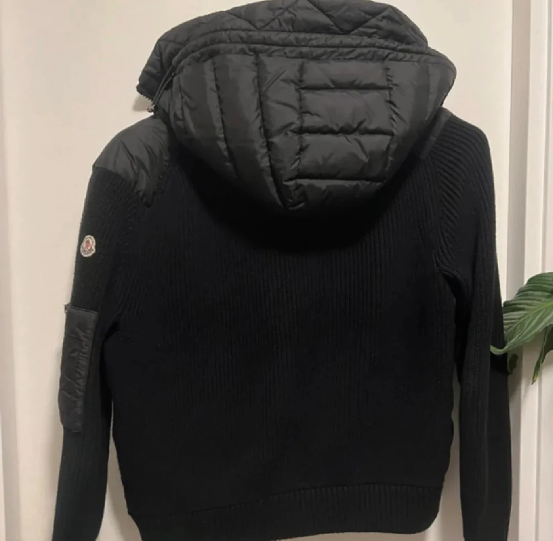 Svart Moncler pufferjacka med huva - 1