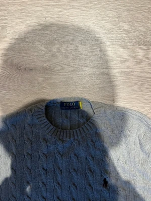 Snygg långärmad tröja från polo Ralph lauren - En snygg långärmad sweatshirt från polo Ralph lauren i bra skick inte använd så mycket perfekt nu för vintern 