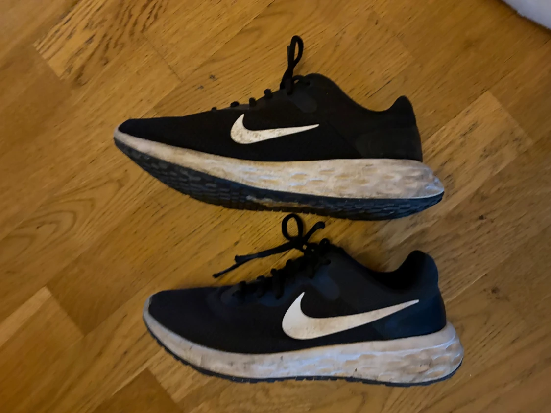 Nike svartvita löparskor - 1