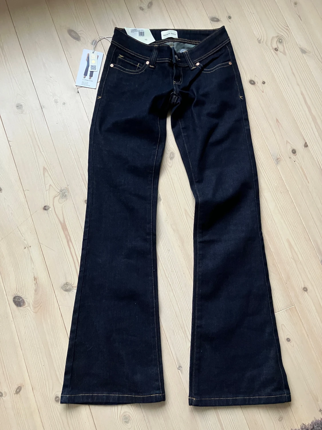 Mörkblå Super Low Kick jeans strl 24 - 2