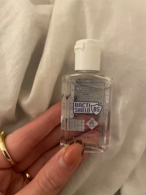 Bacti Shield desinficerande handgel - Transparent antibakteriell handgel från Bacti Shield med 67% alkohol. Kommer i en liten, smidig plastflaska med vit skruvkork, perfekt att ha med sig i väskan. Innehåller 29 ml.
