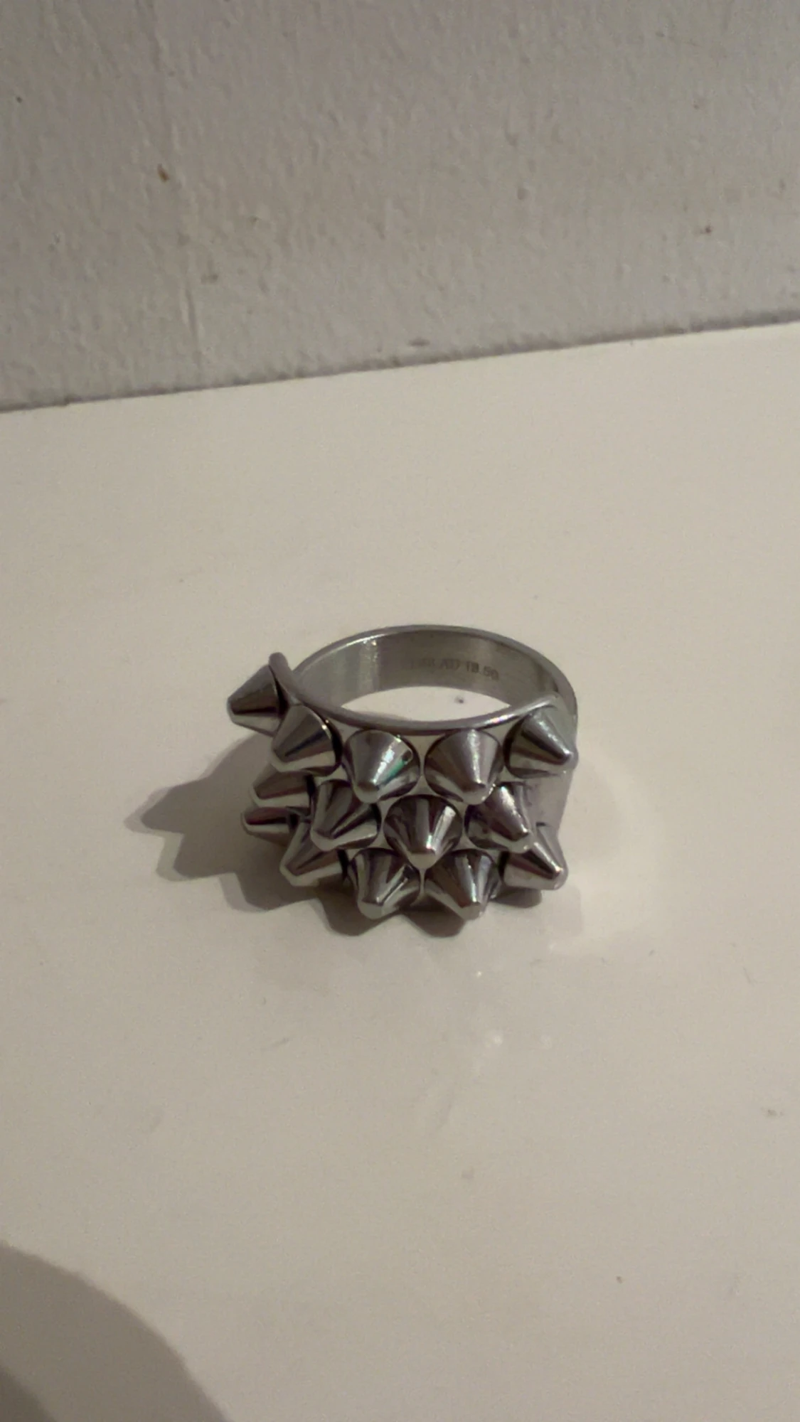 Silvrig Edblad ring med nitar - 1