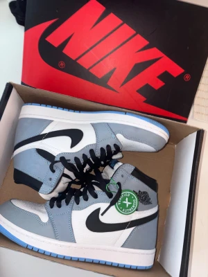 Jordan 1 skor - Hej, säljer nu mina jordan 1s. Riktigt fetta skor men säljer för de var för små tyvärr. (Storlek 42). Riktigt snygga skor och enkla att matcha en outfit med. Pris kan diskuteras 